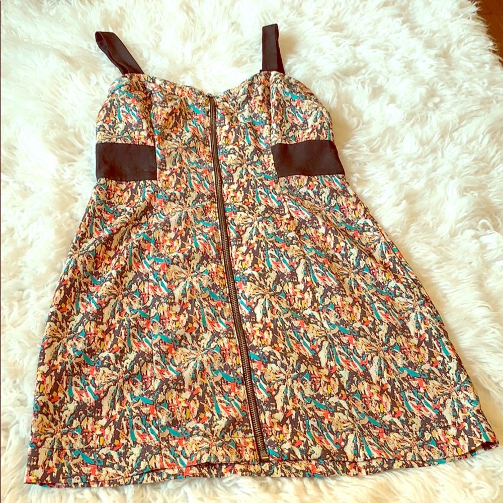 100% polyester. Front zipper. Short dress